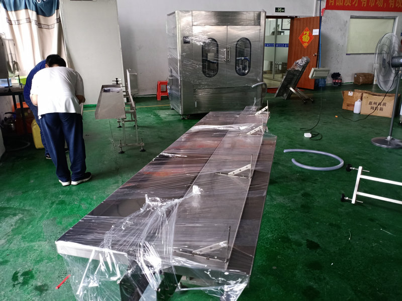 自動(dòng)液體灌裝機(jī)與市場(chǎng)同步走，滿足快捷式出產(chǎn)